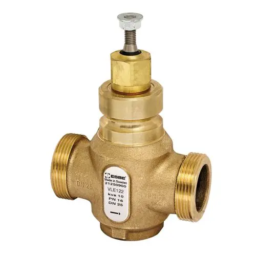 Brass 2-Wege-Ventil von ESBE mit einer zentralen Schraube und drei Anschlussöffnungen, geeignet für verschiedene Rohrgrößen und Druckparameter.
